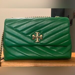 Tory Burch leather crossbody bag, only used twice, beautiful Kelly green color